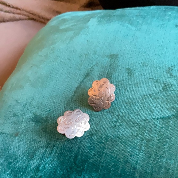 Vintage 40’s etched sterling silver earrings - floral hand etched - Picture 4 of 6